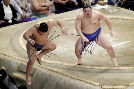 　大相撲秋場所１４日目、豊昇龍（左）を押し出しで破り、２場所ぶり２度目の優勝を決めた大の里＝２１日、東京・両国国技館