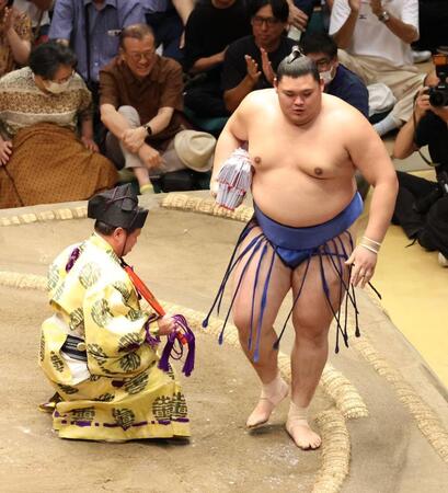 大相撲　２度目Ｖの大の里に懸賞金がドンッ！片手で持ちきれず脇に抱えて土俵外へ　厚みがえらいことに