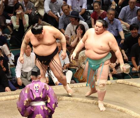 　阿炎（左）を押し出しで破り、勝ち越しを決めた琴桜