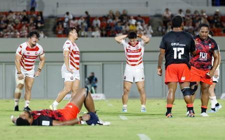 　フィジーに敗れ、肩を落とす松岡（左から２人目）ら日本フィフティーン＝花園