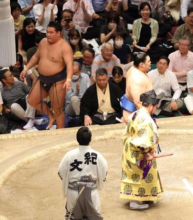 　豊昇龍（左）を押し出しで破り、優勝した大の里