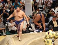 　豊昇龍（右）を破り、優勝した大の里