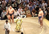 　豊昇龍（左）を押し出しで破り、優勝した大の里