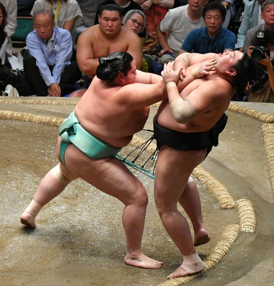 　阿炎（右）を押し出しで破る琴桜（撮影・持木克友）