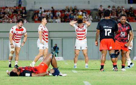 　フィジーに敗れ、肩を落とす松岡（左から２人目）ら日本フィフティーン