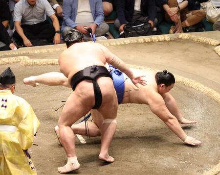 前日Ｖの大の里　千秋楽敗れて１３勝２敗　阿炎の引き落としにバッタリ手をつく