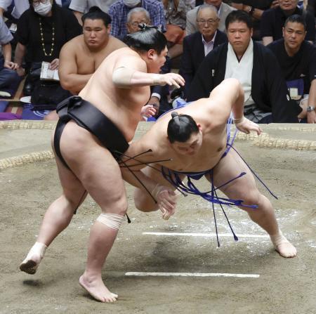 　大の里（右）が引き落としで阿炎に敗れる＝両国国技館