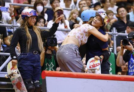 　スケートボード女子パーク決勝を終え、健闘をたたえ合う四十住さくら（右）。左はスカイ・ブラウン