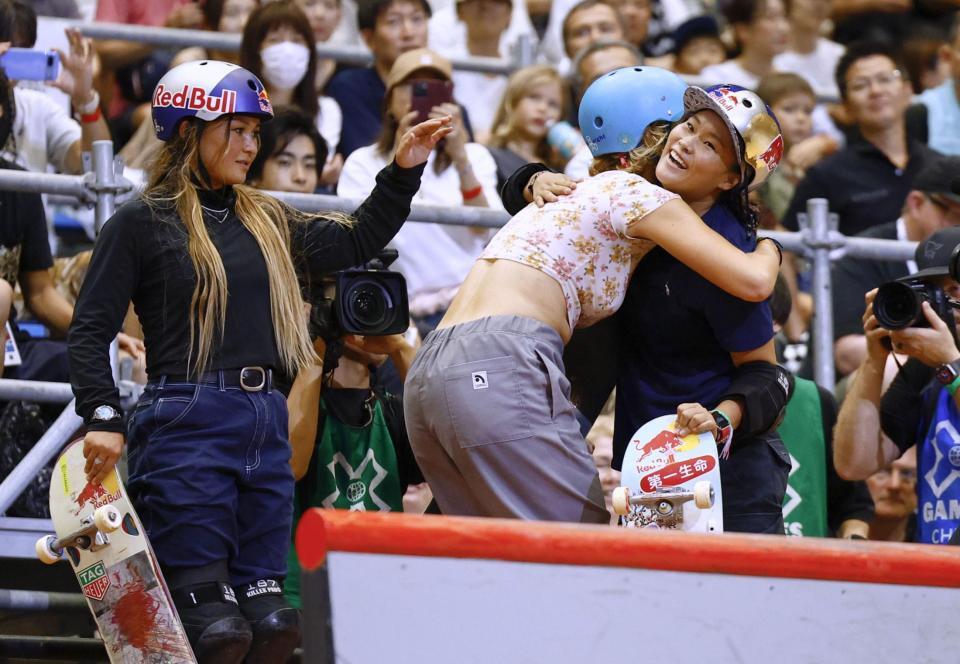 　スケートボード女子パーク決勝を終え、健闘をたたえ合う四十住さくら（右）。左はスカイ・ブラウン