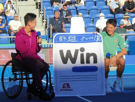 　特別トークショーを行った小田凱人（左）と錦織圭。小田は「凱旋」の漢字がわからずひらがなで記入し、苦笑いを浮かべる