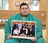 　優勝の写真を手にほほえむ大の里（撮影・金田祐二）