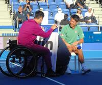 　特別トークショーを行った小田凱人（左）と錦織圭。小田は「凱旋」の漢字がわからず、ひらがなで記入する