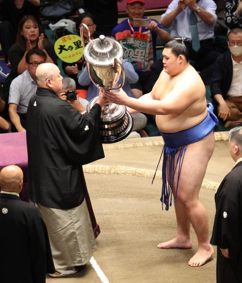 　八角理事長（左）から賜杯を授与される大の里