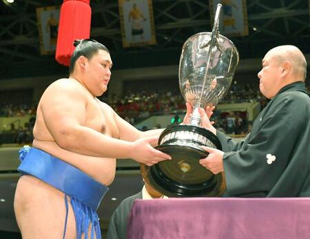 　秋場所で優勝し、賜杯を受け取る大の里＝２２日