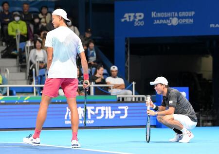 　第２セット、リターンが惜しくもアウトとなり悔しがる錦織圭（右）、坂本怜組（撮影・伊藤笙子）