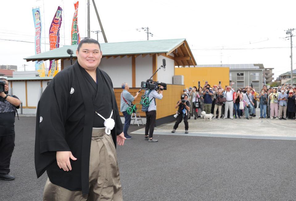 　伝達式の後、地元ファンにあいさつした大の里（撮影・西岡正）