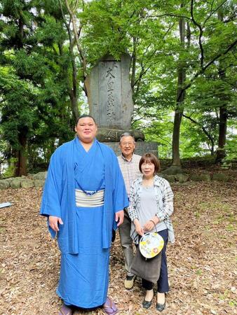 　大ノ里の石碑を訪れた（左から）大の里、天内さん、天内さんの妻・則子さん（天内司さん提供）