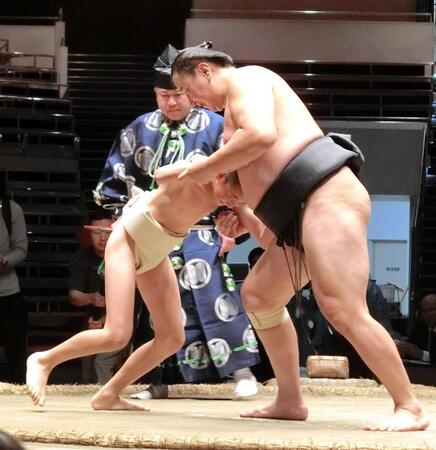 　長男・オリギローン君と最後の相撲をとる元幕内東龍のトドビレグ氏