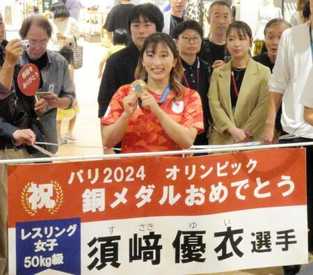 　出身地の松戸で行われたイベントで、会場となったショッピングモールの館内でパレードを行った須崎優衣（中央）