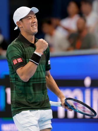 　シングルス２回戦で勝利しガッツポーズする錦織圭＝有明コロシアム