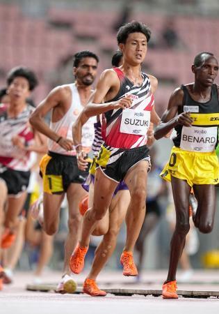 　男子５０００メートル　１３分１３秒８０で日本人トップの２位に入った鈴木芽吹（右から２人目）＝デンカビッグスワンスタジアム