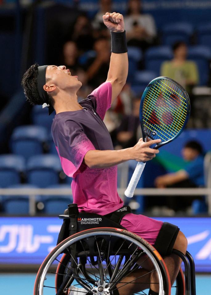 　車いすの部シングルス準決勝で勝利し、ガッツポーズする小田凱人