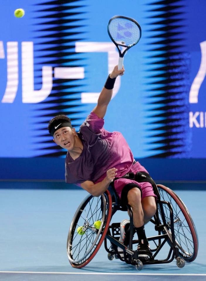 　車いすの部シングルス準決勝でプレーする小田凱人