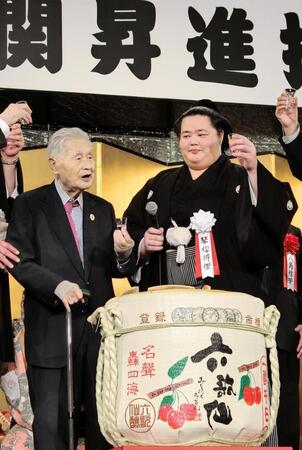 　乾杯する琴桜（右）と森喜朗元首相