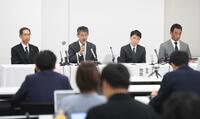 　会見に臨む（左から）関学大・古川靖洋副学長、小野宏ディレクター、池埜聡部長、大村和輝監督（撮影・石井剣太郎）