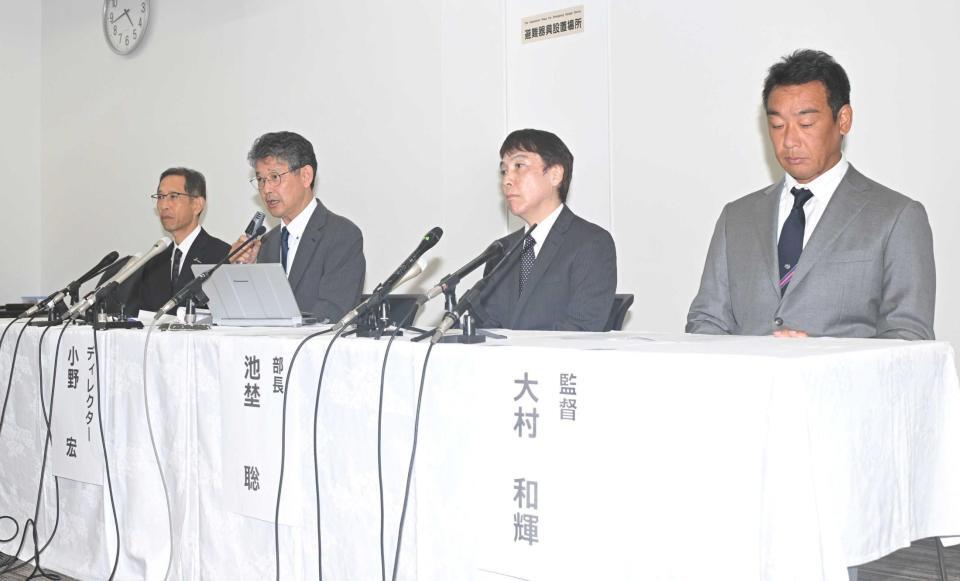 　会見に臨む（左から）関学大・古川靖洋副学長、小野宏ディレクター、池埜聡部長、大村和輝監督（撮影・石井剣太郎）