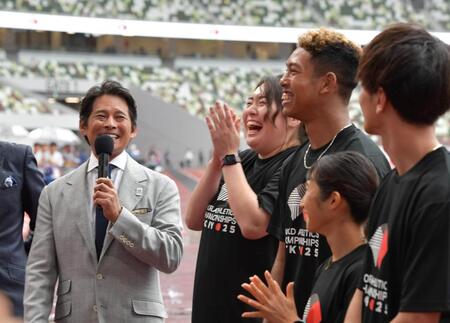 　レース前に北口榛花、サニブラウン、田中希実、橋岡優輝らにインタビューをする織田裕二（左）＝撮影・持木克友