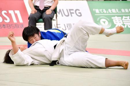 　女子７０キロ級で初優勝した本田万結（上）＝日本武道館