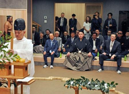 　部屋開きを行った大島親方（前列中央）ら関係者＝５日、東京都葛飾区