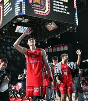 　Ｂリーグデビュー戦に勝利し、スタンドに手を振る千葉Ｊ・渡辺雄太（中央）＝撮影・伊藤笙子