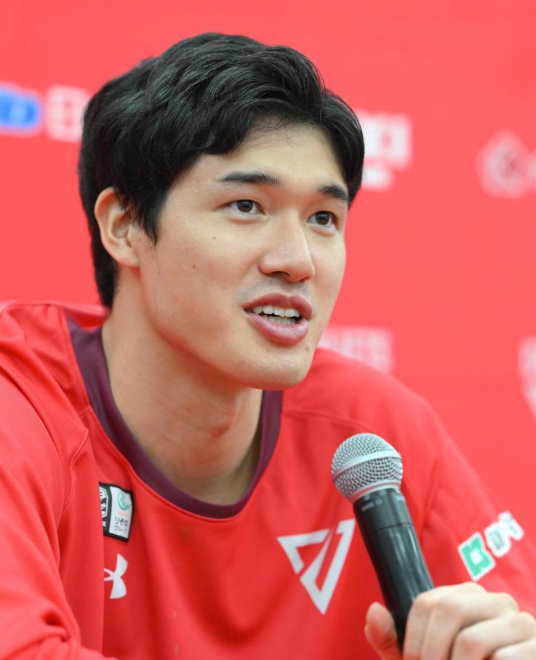 　試合後の会見でＢリーグデビュー戦を振り返る千葉Ｊ・渡辺雄太（撮影・伊藤笙子）