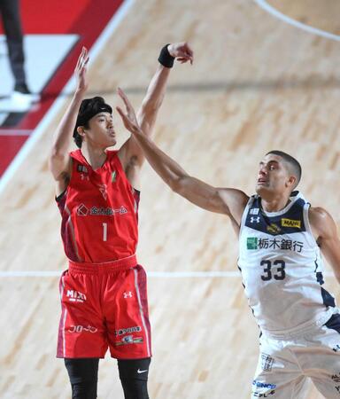 　第１Ｑ、Ｂリーグ初得点となる３Ｐシュートを放つ渡辺