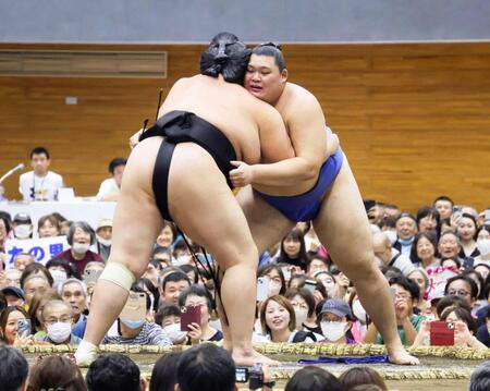 　巡業で琴桜（左）との取組を行う大の里