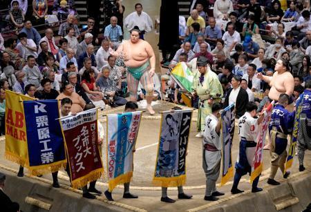 　大相撲秋場所の結びの一番に出された多くの懸賞旗。奥は琴桜、右は王鵬＝９月、両国国技館