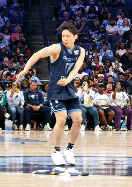 河村勇輝キレッキレッダンスにファン大歓声 NBAグリズリーズ新人