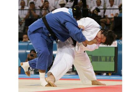 　２００４年アテネ五輪柔道女子７８キロ超級決勝でキューバのベルトランを攻める塚田真希（共同）