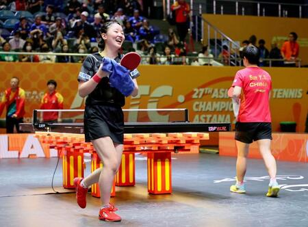 　中国の孫穎莎（右）に逆転勝ちした張本美和（共同）