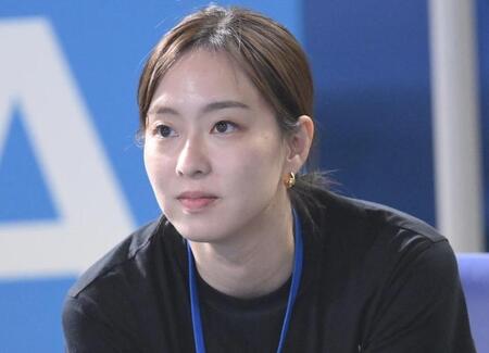 石川佳純さん　スパッツで腰クイッ！さわやか黒髪ボブで背中「伸び～！」いきいきストレッチ姿公開に「元気もらえた」