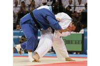 　２００４年アテネ五輪柔道女子７８キロ超級決勝でキューバのベルトランを攻める塚田真希（共同）