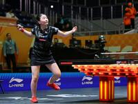 　卓球アジア選手権の女子団体決勝で中国の孫穎莎と対戦する張本美和（共同）