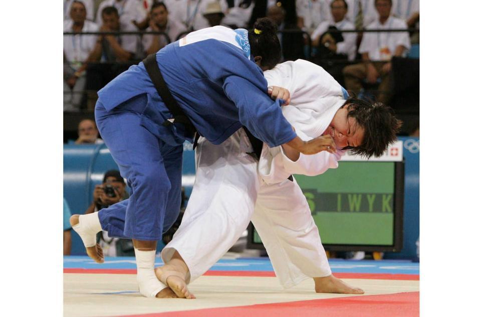 　２００４年アテネ五輪柔道女子７８キロ超級決勝でキューバのベルトランを攻める塚田真希（共同）