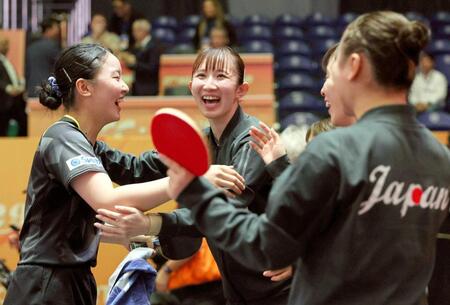 　女子団体で優勝し、笑顔で抱き合う張本美和（左）と早田ひな