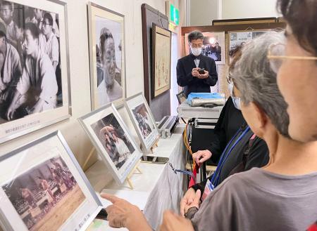 　「資料室」がオープンし、展示された玉の海の写真を見る人たち＝１１日、愛知県蒲郡市