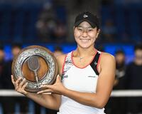 　女子シングルスで初優勝を果たし、笑顔の石井さやか＝有明コロシアム