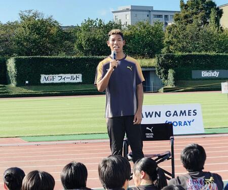 　子供たちを前にトークするサニブラウン・ハキーム