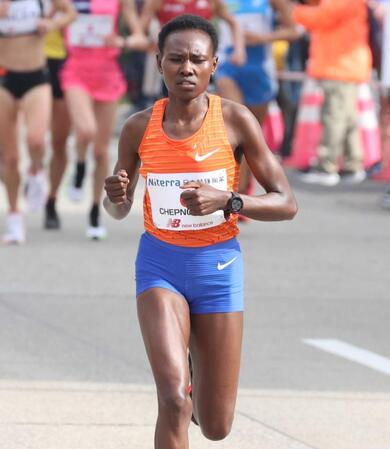 女子マラソンで衝撃的世界新記録　チェプンゲティッチが２時間９分５６秒で女子初のサブテン達成　ＳＮＳも驚愕「女子もついに」「エグい」